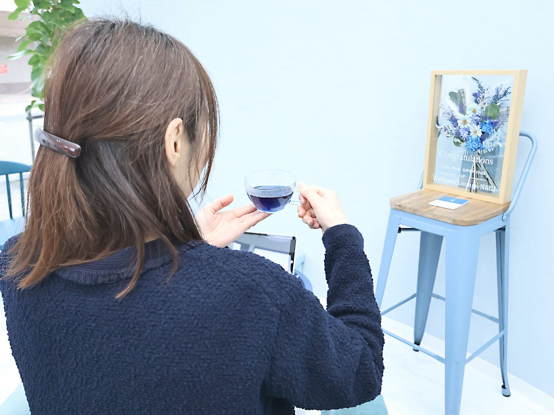 ハーバルティーを楽しむゲスト